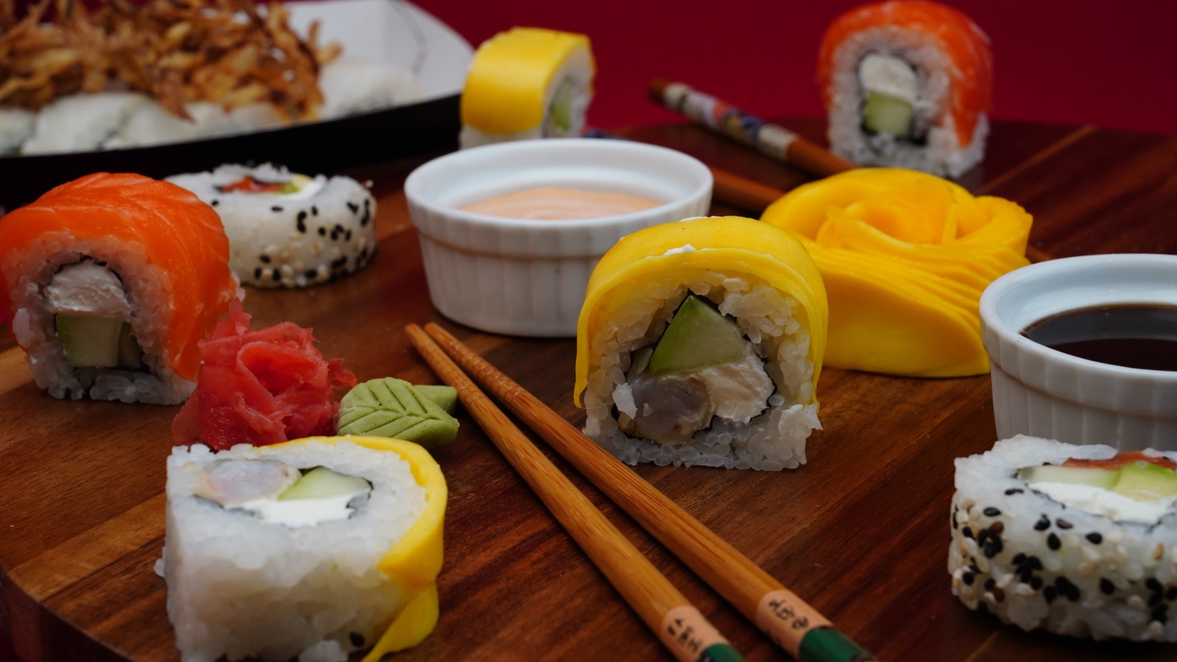 Rollos de mango y salmón con salsas