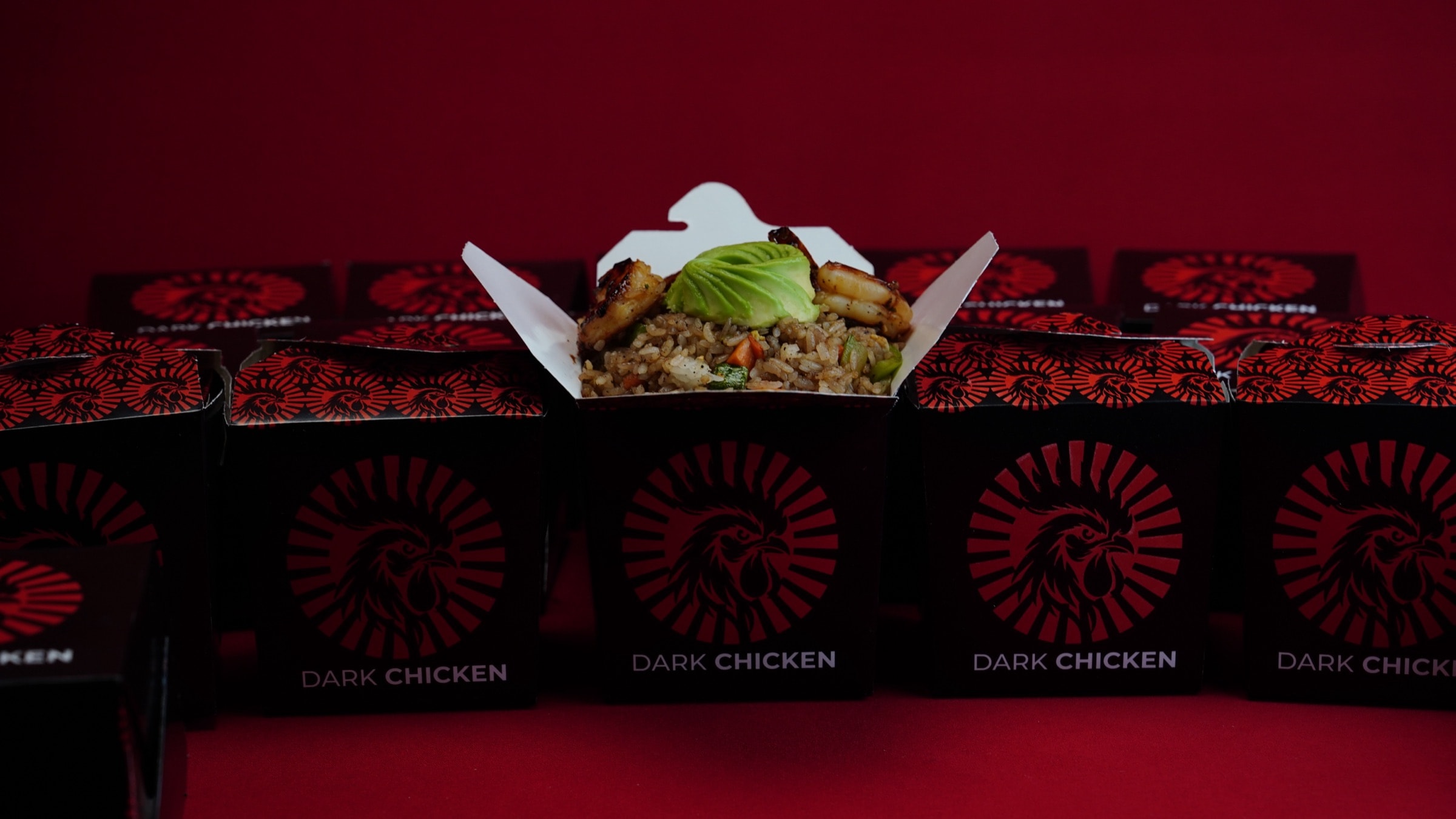Yakimeshi frente a una pared de cajas Dark Chicken